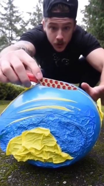 Шок! Замороженный воздушный шарик протыкают ножом!