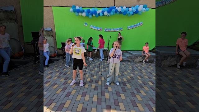 Живёт на всей планете народ весёлый – дети смотреть онлайн