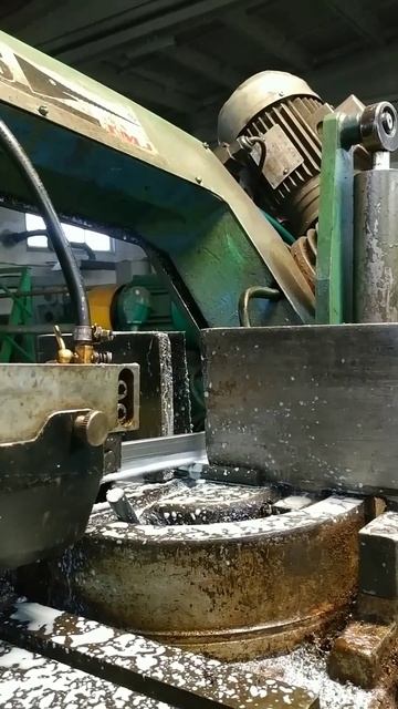 Резка прутка на ленточнопильном станке #токарка #тока? смотреть онлайн