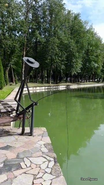 Рыбак и утка в Лопатинском саду. Смоленск. смотреть онлайн