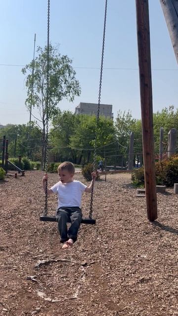 Володя на качеле, площадь Блюхера, г. Хабаровск. Володе 3,9 года. смотреть онлайн