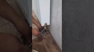 Как лучше подрезать Линолеум возле трубы отопления со