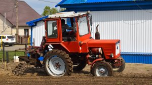 Трактор Т-25А. Вспашка огорода отвальным плугом (1080р).