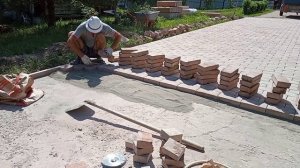 укладка плитки и установка бордюра на бетонное основа