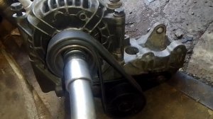 Открутить гайку шкива генератора Рено