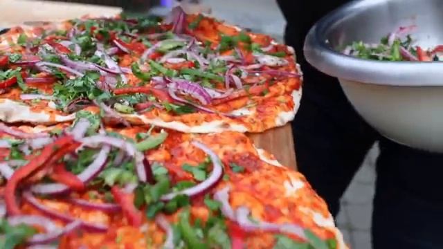 Вкусный и сочный шашлык из говяжьих рёбер ,приготовленный на дровах. смотреть онлайн