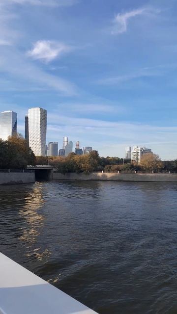 На теплоходе по Москва-реке. Виднеется Москва-Сити. смотреть онлайн