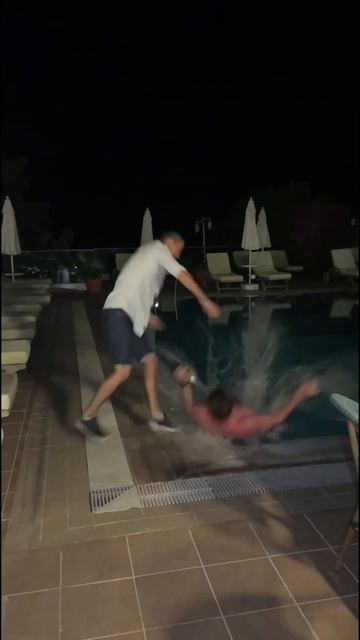 🤣 #shortvideo #shots #прикол #бассейн #дураки смотреть онлайн