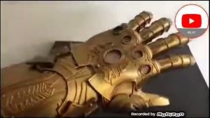 Spiderman открывает перчатку таноса