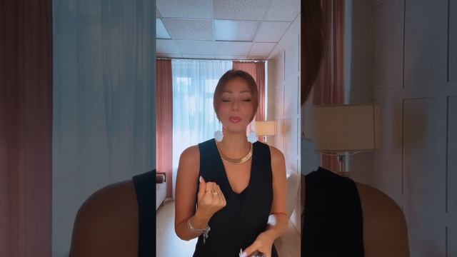 На фоне красиво шепчут фонтаны с театральной площади,?