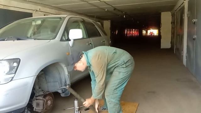 Как открутить передний рычаг на Лексусе