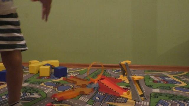 Лазеры  для пальчиков играем  в трека и машинки  вспыш  крушила зег и рык  разрушаем башни