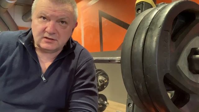 Жим лежа  140 кг дожим 150 кг по 5 недельной программе в 55 л
