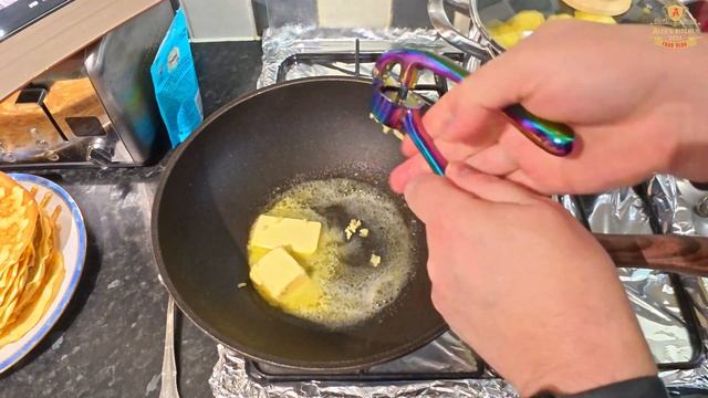 Вкусная курица в белом овощном соусе с отварным карто?