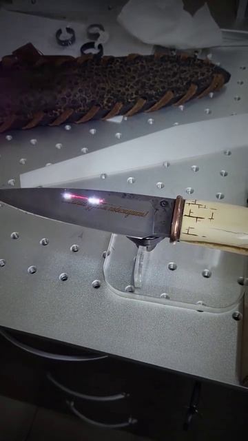 Лазерная гравировка на ноже смотреть онлайн