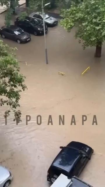 А это — Анапа, и сейчас здесь точно не до пляжного отды смотреть онлайн