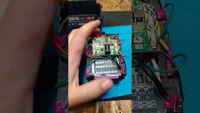 балансировочная плата в акб от #шуруповерта. смотреть онлайн