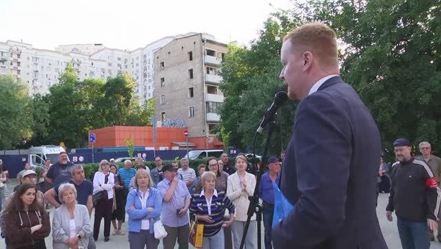 Вырубим сквер, введем платные парковки, ну и на десерт жилье под могильником с ипритом? смотреть онлайн
