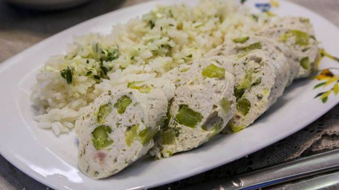 Рулетики из куриной грудки со спаржей, варенные в пищевой пленке