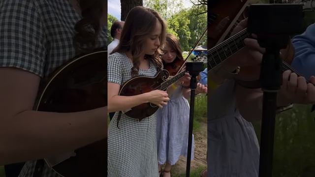 Сестры, которые точно поднимут настроение! (by the price sisters) смотреть онлайн