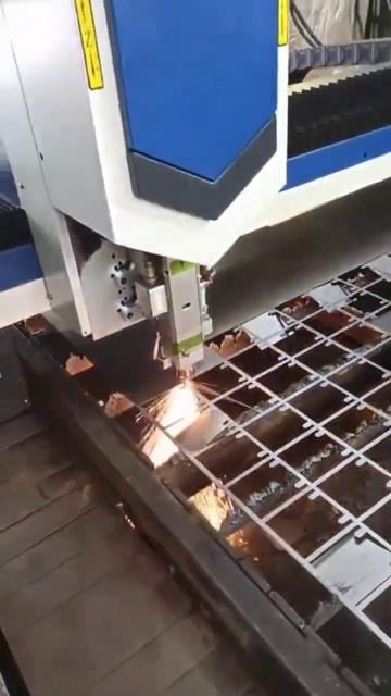 Работа кипит полным ходом🔥 Лазерная резка металла - BY смотреть онлайн