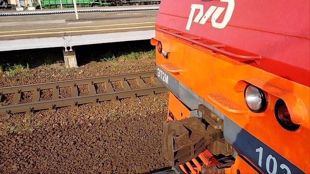 4 июня 2025 г. Электропоезд ЭТ2М-103 Сообщением Санкт-Петербург-Любань Прибывает на станцию Обухово смотреть онлайн