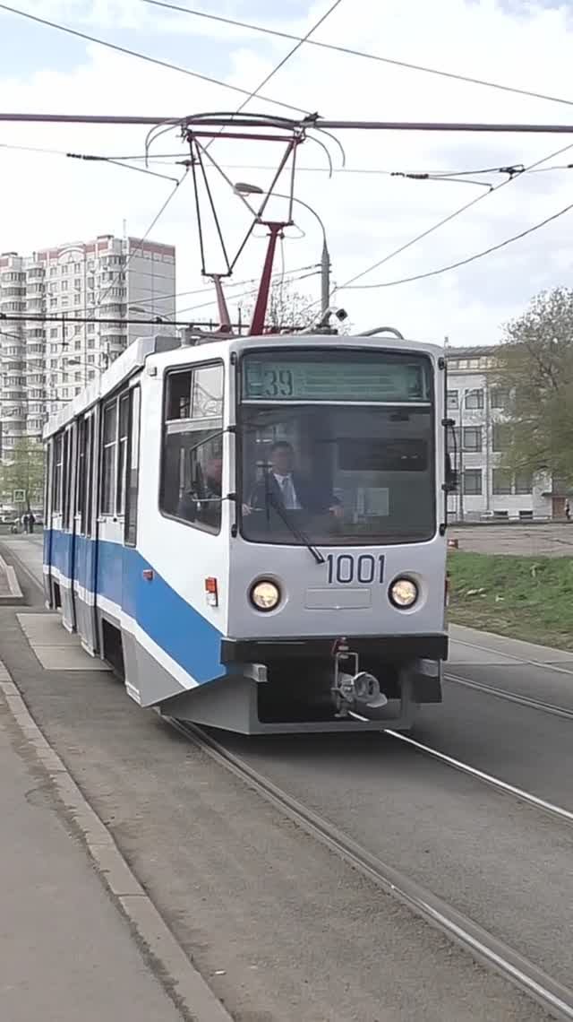 Москва. Трамвайный вагон № 1001 модели 71-608КМ у остановки "Платформа Тульская". смотреть онлайн