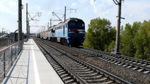 Тепловоз 2ТЭ116У-0065 с контейнерным поездом.