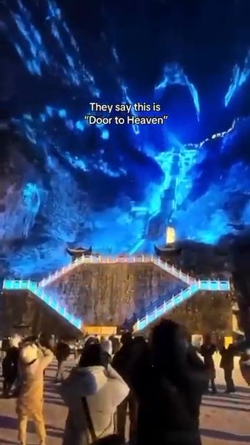 Так выглядит одна из самых больших лестниц в Китае, ко? смотреть онлайн