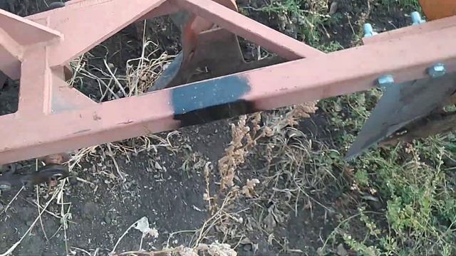 Плуг и пахота мини трактором МТЗ-132. смотреть онлайн