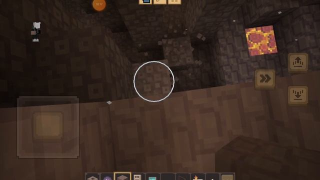 играю в майнкрафт строю дом в земле