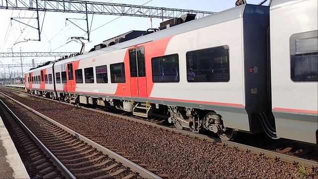 4 июня 2025 г. Две Ласточки ЭС1П-009 и ЭС1П-005 Следуют с резервом Обухово смотреть онлайн