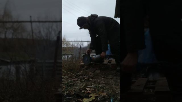 болгарка углошлифовальная машинка пилю дрова, доски, смотреть онлайн