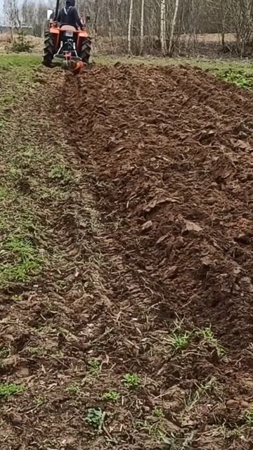 Минитрактор кубота. Одно корпусный плуг смотреть онлайн