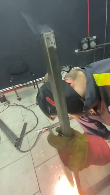 Welding process SMOKE/ДЫМОК от сварки укутал потолок🙏#welding #enginee смотреть онлайн