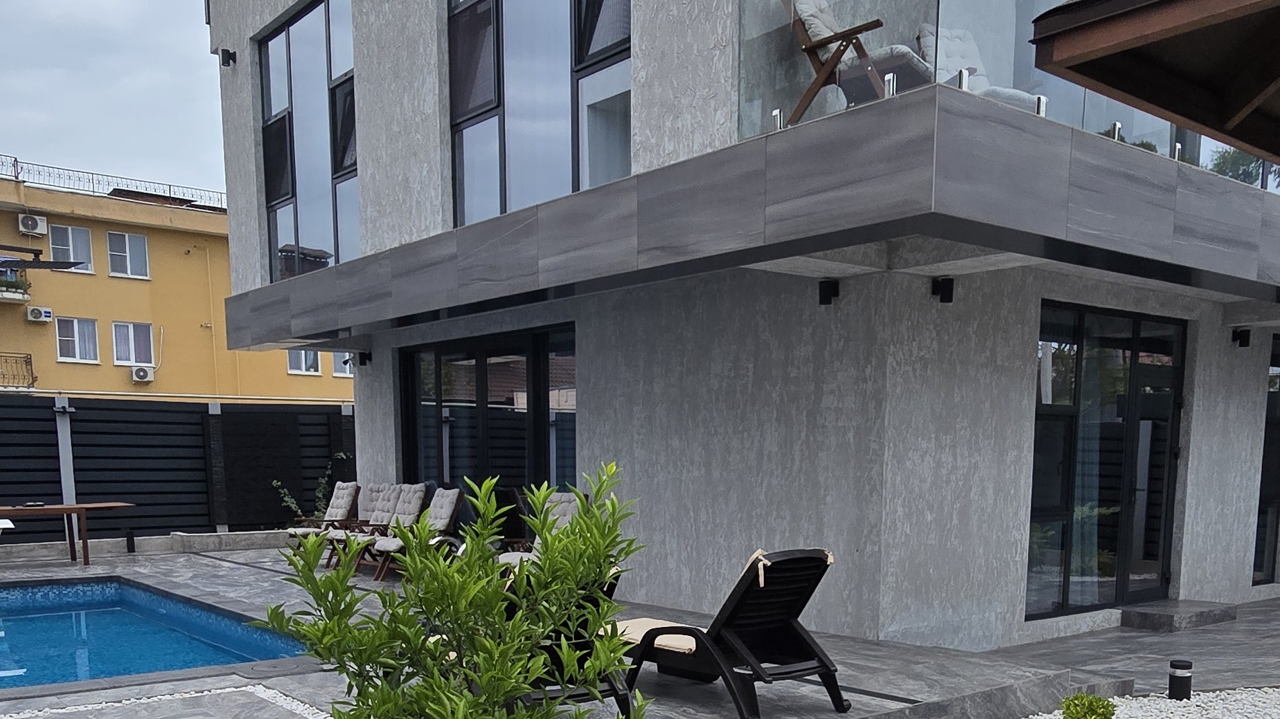 Большой дом с ремонтом и мебелью в Сириус смотреть онлайн