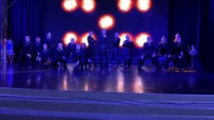 Танец родителей. Повторили танец DsCrew - Happy nation