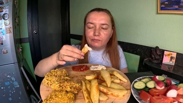 Крылышки хрустящие kfc, картошка по деревенски. Домашняя еда. Мукбанг смотреть онлайн
