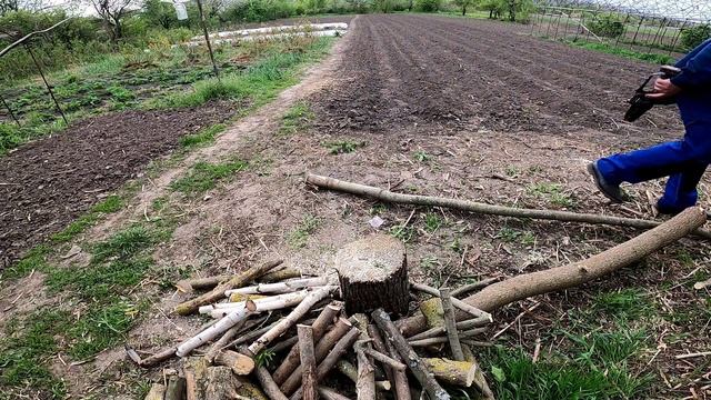 Невдалий показ пиляння дров міні пилою