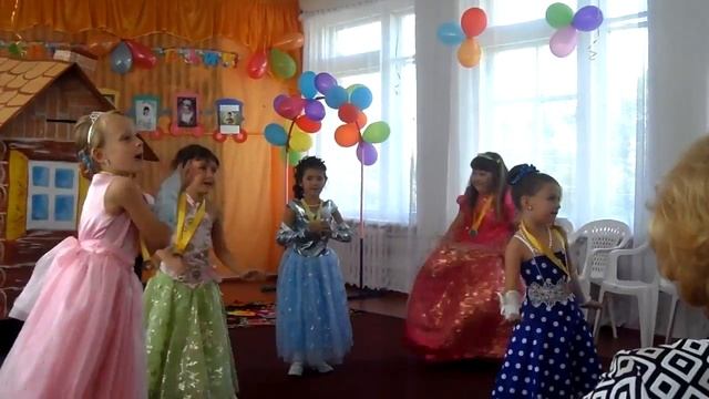 Танец на выпускном в детском саду