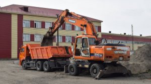 Экскаватор Doosan 210WV и самосвал КамАЗ-65115