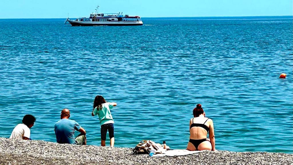 Ялта - снято 2 часа назад. Смотрим пляжи и измеряем температуру моркой воды. Крым сегодня. смотреть онлайн