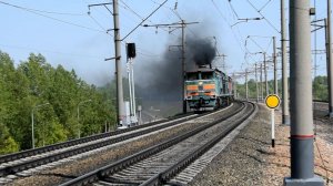 Тепловозы 2ТЭ10М-3332 и 2ТЭ10М-3260. Двойная тяга на подъёме с приветливой бригадой. Звук 10Д100.