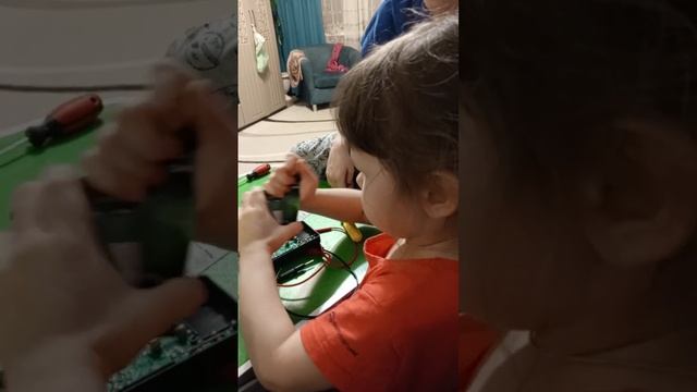 малыши ремонтируют мультитестер папе. смотреть онлайн