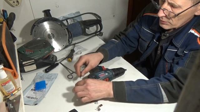 Замена щеток на шуруповерте Bosch GSR 180 Li смотреть онлайн