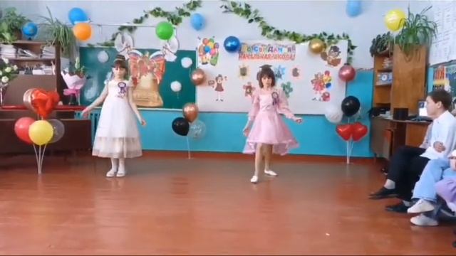 танец девочек на выпускной 4 класс!!! смотреть онлайн