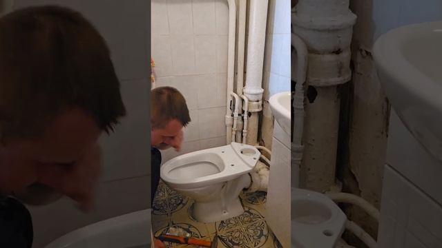 Как Снять и установить унитаз в хрущевке.