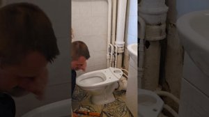 Как Снять  и установить унитаз в хрущевке.