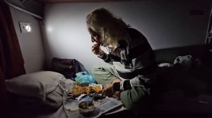 Купили билеты в Россию! Пора уезжать из Индии. Потеряла все свои бриллианты. Ты спас мою жизнь!