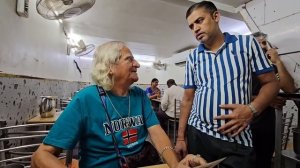 Муж снова стесняется покупать мало еды. Нам бы хватило и одной порции. Ужин на Мэйнбазаре Дели Индия